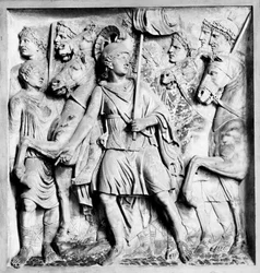 Fragment eines Reliefs, das die Göttin Rom mit Kriegern darstellt